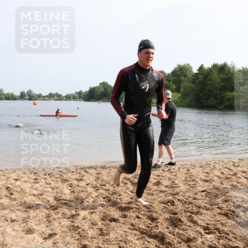 15.06.2025 - 27. Vierlanden-Triathlon Lena Gebhardt http://msf.ph/oto/8049077 15.06.2025 09:13:33 Schwimmen 237 meine-sportfotos.de