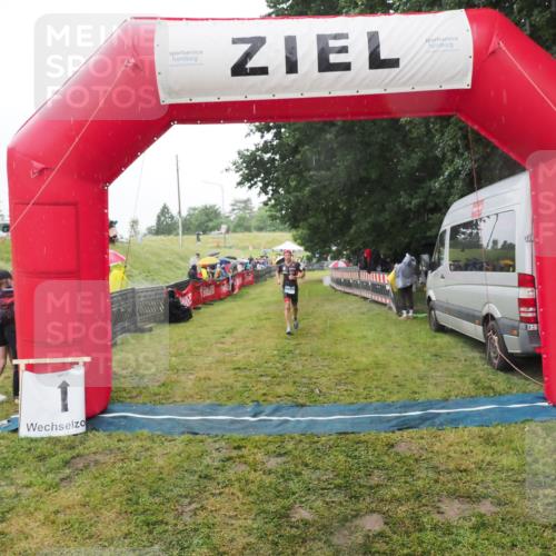 21.06.2025 - 27. Vierlanden-Triathlon MichiJ http://msf.ph/oto/8049078 15.06.2026 14:23:07 Ziel 1202, 1270 meine-sportfotos.de