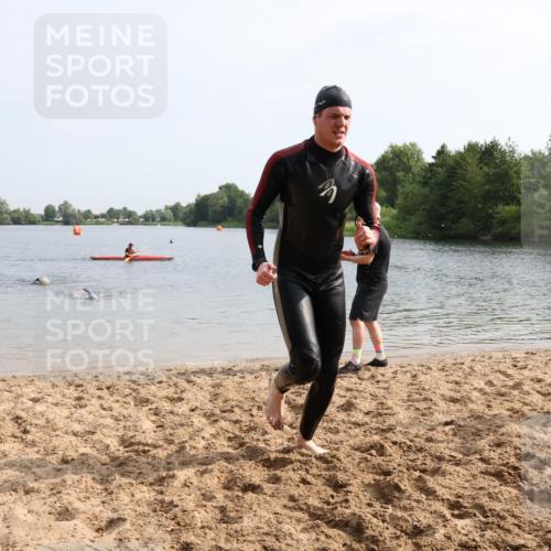 15.06.2025 - 27. Vierlanden-Triathlon Lena Gebhardt http://msf.ph/oto/8049079 15.06.2025 09:13:33 Schwimmen 237 meine-sportfotos.de