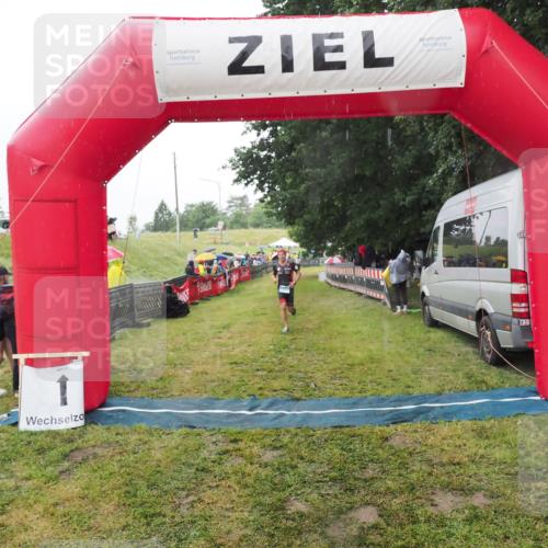 21.06.2025 - 27. Vierlanden-Triathlon MichiJ http://msf.ph/oto/8049081 15.06.2026 14:23:07 Ziel 1202, 1270 meine-sportfotos.de
