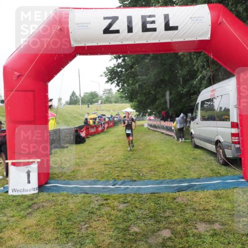 21.06.2025 - 27. Vierlanden-Triathlon MichiJ http://msf.ph/oto/8049083 15.06.2026 14:23:07 Ziel 1202, 1270 meine-sportfotos.de