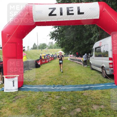21.06.2025 - 27. Vierlanden-Triathlon MichiJ http://msf.ph/oto/8049085 15.06.2026 14:23:07 Ziel 1202, 1270 meine-sportfotos.de
