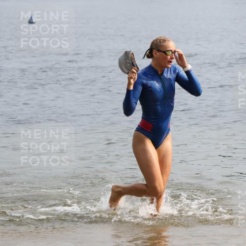 15.06.2025 - 27. Vierlanden-Triathlon Lena Gebhardt http://msf.ph/oto/8049086 15.06.2025 09:13:42 Schwimmen 203, 237 meine-sportfotos.de