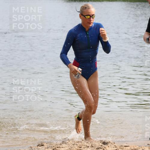 15.06.2025 - 27. Vierlanden-Triathlon Lena Gebhardt http://msf.ph/oto/8049088 15.06.2025 09:13:44 Schwimmen 203, 228 meine-sportfotos.de