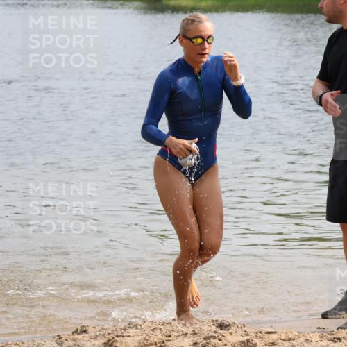 15.06.2025 - 27. Vierlanden-Triathlon Lena Gebhardt http://msf.ph/oto/8049089 15.06.2025 09:13:44 Schwimmen 203, 228 meine-sportfotos.de