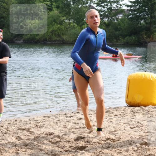 15.06.2025 - 27. Vierlanden-Triathlon Lena Gebhardt http://msf.ph/oto/8049095 15.06.2025 09:13:47 Schwimmen 203, 228 meine-sportfotos.de