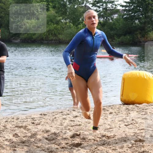 15.06.2025 - 27. Vierlanden-Triathlon Lena Gebhardt http://msf.ph/oto/8049097 15.06.2025 09:13:47 Schwimmen 203, 228 meine-sportfotos.de