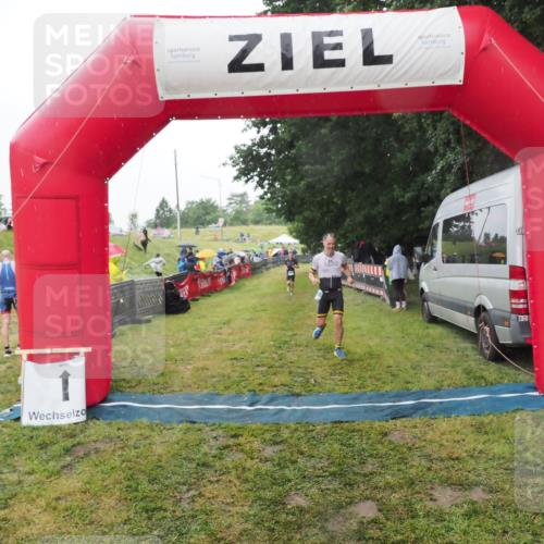 21.06.2025 - 27. Vierlanden-Triathlon MichiJ http://msf.ph/oto/8049098 15.06.2026 14:23:15 Ziel 1270, 1275 meine-sportfotos.de