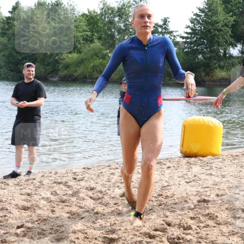 15.06.2025 - 27. Vierlanden-Triathlon Lena Gebhardt http://msf.ph/oto/8049101 15.06.2025 09:13:48 Schwimmen 203, 228 meine-sportfotos.de