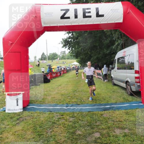 21.06.2025 - 27. Vierlanden-Triathlon MichiJ http://msf.ph/oto/8049104 15.06.2026 14:23:16 Ziel 1270, 1273, 1275 meine-sportfotos.de
