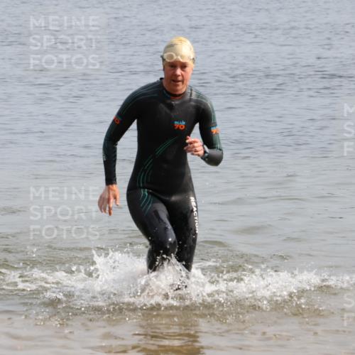 15.06.2025 - 27. Vierlanden-Triathlon Lena Gebhardt http://msf.ph/oto/8049107 15.06.2025 09:13:50 Schwimmen 203, 228 meine-sportfotos.de