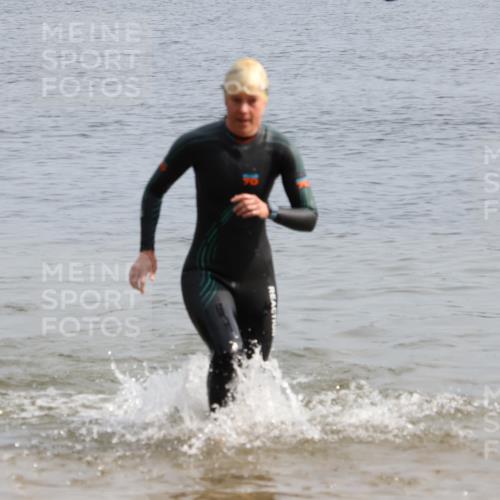 15.06.2025 - 27. Vierlanden-Triathlon Lena Gebhardt http://msf.ph/oto/8049109 15.06.2025 09:13:50 Schwimmen 203, 228 meine-sportfotos.de