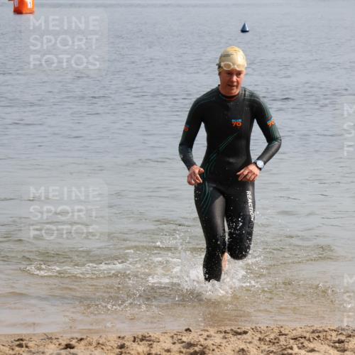 15.06.2025 - 27. Vierlanden-Triathlon Lena Gebhardt http://msf.ph/oto/8049111 15.06.2025 09:13:51 Schwimmen 198, 203, 228 meine-sportfotos.de