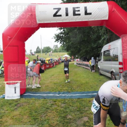 21.06.2025 - 27. Vierlanden-Triathlon MichiJ http://msf.ph/oto/8049112 15.06.2026 14:23:19 Ziel 1273, 1275 meine-sportfotos.de