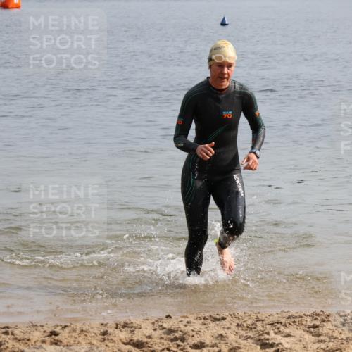 15.06.2025 - 27. Vierlanden-Triathlon Lena Gebhardt http://msf.ph/oto/8049113 15.06.2025 09:13:51 Schwimmen 198, 203, 228 meine-sportfotos.de