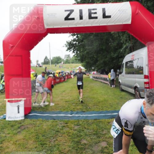 21.06.2025 - 27. Vierlanden-Triathlon MichiJ http://msf.ph/oto/8049114 15.06.2026 14:23:19 Ziel 1273, 1275 meine-sportfotos.de
