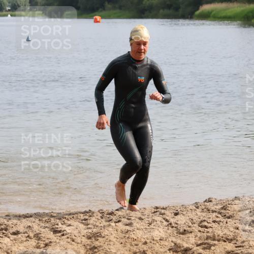 15.06.2025 - 27. Vierlanden-Triathlon Lena Gebhardt http://msf.ph/oto/8049115 15.06.2025 09:13:52 Schwimmen 198, 203, 228 meine-sportfotos.de