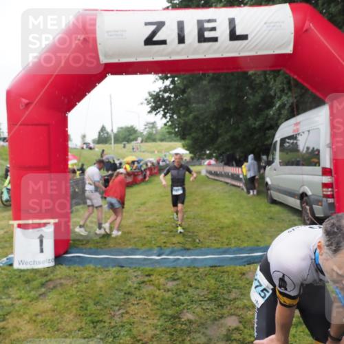 21.06.2025 - 27. Vierlanden-Triathlon MichiJ http://msf.ph/oto/8049116 15.06.2026 14:23:19 Ziel 1273, 1275 meine-sportfotos.de