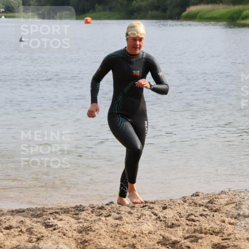 15.06.2025 - 27. Vierlanden-Triathlon Lena Gebhardt http://msf.ph/oto/8049117 15.06.2025 09:13:52 Schwimmen 198, 203, 228 meine-sportfotos.de