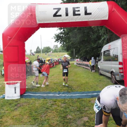 21.06.2025 - 27. Vierlanden-Triathlon MichiJ http://msf.ph/oto/8049118 15.06.2026 14:23:19 Ziel 1273, 1275 meine-sportfotos.de