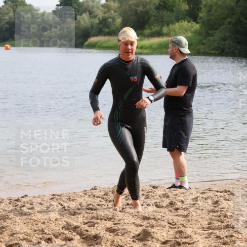 15.06.2025 - 27. Vierlanden-Triathlon Lena Gebhardt http://msf.ph/oto/8049119 15.06.2025 09:13:53 Schwimmen 198, 203, 228 meine-sportfotos.de
