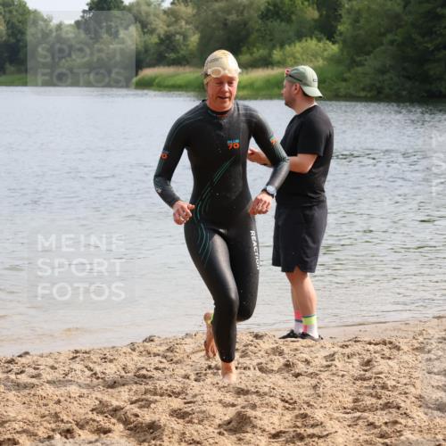 15.06.2025 - 27. Vierlanden-Triathlon Lena Gebhardt http://msf.ph/oto/8049121 15.06.2025 09:13:53 Schwimmen 198, 203, 228 meine-sportfotos.de