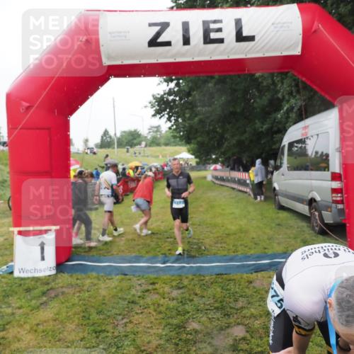 21.06.2025 - 27. Vierlanden-Triathlon MichiJ http://msf.ph/oto/8049122 15.06.2026 14:23:20 Ziel 1273, 1275 meine-sportfotos.de