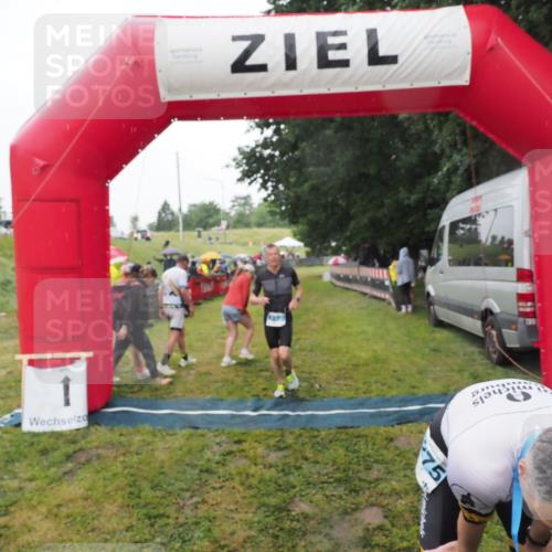 21.06.2025 - 27. Vierlanden-Triathlon MichiJ http://msf.ph/oto/8049124 15.06.2026 14:23:20 Ziel 1273, 1275 meine-sportfotos.de