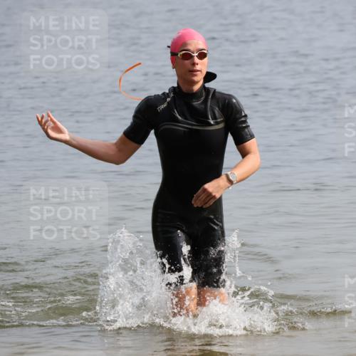 15.06.2025 - 27. Vierlanden-Triathlon Lena Gebhardt http://msf.ph/oto/8049125 15.06.2025 09:13:56 Schwimmen 198, 203, 228 meine-sportfotos.de