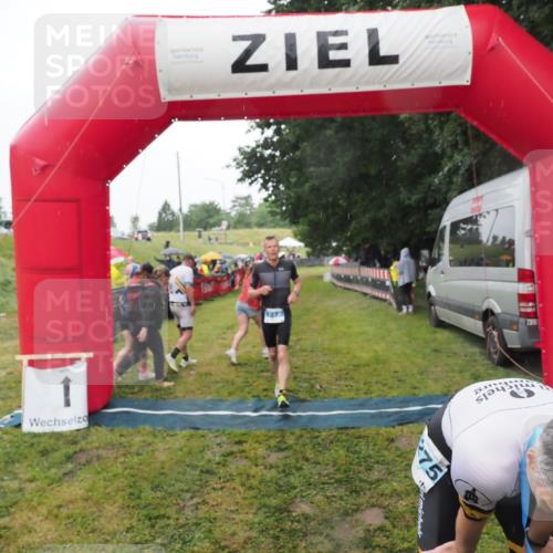 21.06.2025 - 27. Vierlanden-Triathlon MichiJ http://msf.ph/oto/8049126 15.06.2026 14:23:20 Ziel 1273, 1275 meine-sportfotos.de