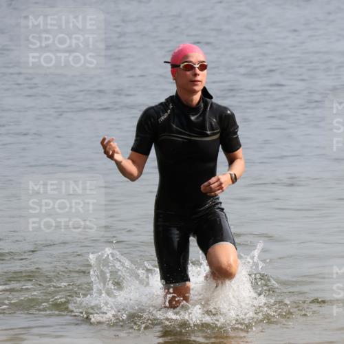 15.06.2025 - 27. Vierlanden-Triathlon Lena Gebhardt http://msf.ph/oto/8049129 15.06.2025 09:13:56 Schwimmen 198, 203, 228 meine-sportfotos.de