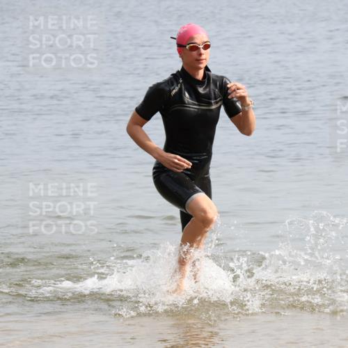 15.06.2025 - 27. Vierlanden-Triathlon Lena Gebhardt http://msf.ph/oto/8049130 15.06.2025 09:13:57 Schwimmen 198, 203, 228 meine-sportfotos.de