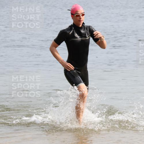 15.06.2025 - 27. Vierlanden-Triathlon Lena Gebhardt http://msf.ph/oto/8049132 15.06.2025 09:13:57 Schwimmen 198, 203, 228 meine-sportfotos.de