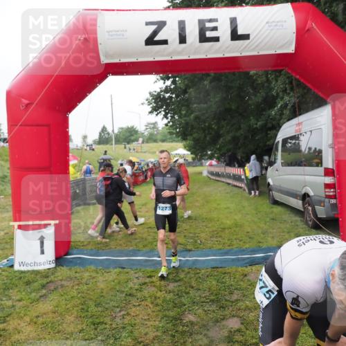 21.06.2025 - 27. Vierlanden-Triathlon MichiJ http://msf.ph/oto/8049133 15.06.2026 14:23:20 Ziel 1273, 1275 meine-sportfotos.de