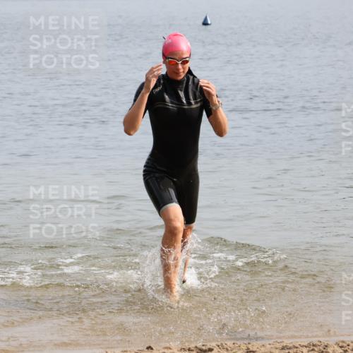 15.06.2025 - 27. Vierlanden-Triathlon Lena Gebhardt http://msf.ph/oto/8049134 15.06.2025 09:13:58 Schwimmen 198, 228 meine-sportfotos.de