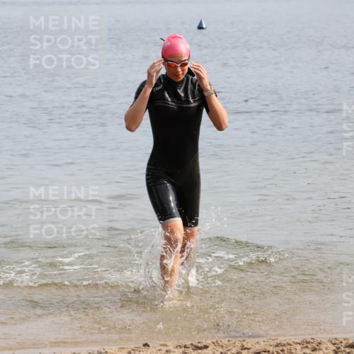 15.06.2025 - 27. Vierlanden-Triathlon Lena Gebhardt http://msf.ph/oto/8049136 15.06.2025 09:13:58 Schwimmen 198, 228 meine-sportfotos.de