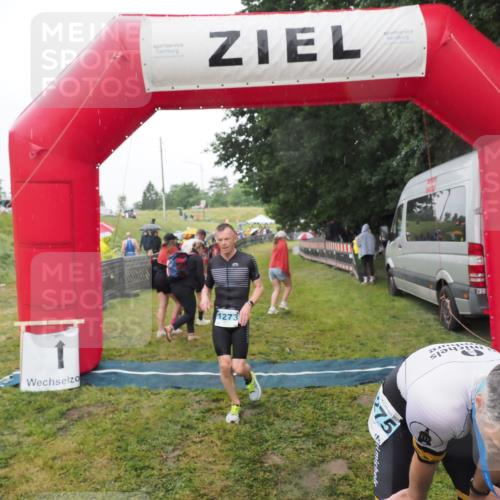 21.06.2025 - 27. Vierlanden-Triathlon MichiJ http://msf.ph/oto/8049137 15.06.2026 14:23:21 Ziel 1273, 1275 meine-sportfotos.de