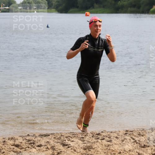 15.06.2025 - 27. Vierlanden-Triathlon Lena Gebhardt http://msf.ph/oto/8049138 15.06.2025 09:13:59 Schwimmen 198, 228 meine-sportfotos.de