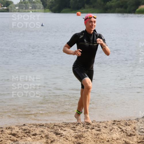 15.06.2025 - 27. Vierlanden-Triathlon Lena Gebhardt http://msf.ph/oto/8049139 15.06.2025 09:13:59 Schwimmen 198, 228 meine-sportfotos.de