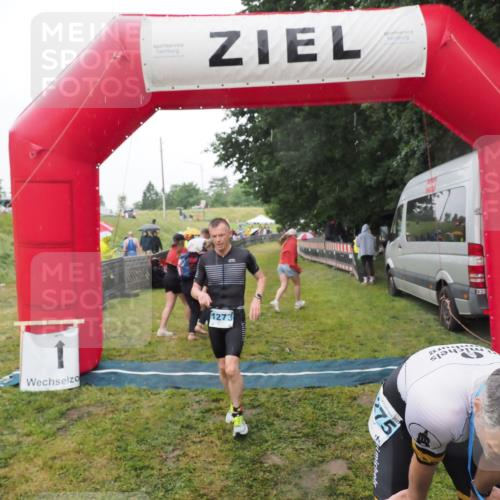 21.06.2025 - 27. Vierlanden-Triathlon MichiJ http://msf.ph/oto/8049140 15.06.2026 14:23:21 Ziel 1273, 1275 meine-sportfotos.de