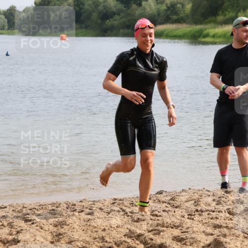 15.06.2025 - 27. Vierlanden-Triathlon Lena Gebhardt http://msf.ph/oto/8049141 15.06.2025 09:14:00 Schwimmen 198, 228 meine-sportfotos.de