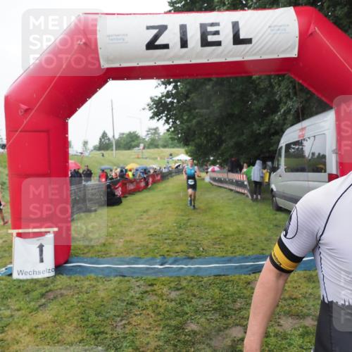 21.06.2025 - 27. Vierlanden-Triathlon MichiJ http://msf.ph/oto/8049142 15.06.2026 14:23:37 Ziel 1308 meine-sportfotos.de