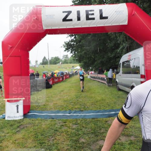 21.06.2025 - 27. Vierlanden-Triathlon MichiJ http://msf.ph/oto/8049144 15.06.2026 14:23:37 Ziel 1308 meine-sportfotos.de