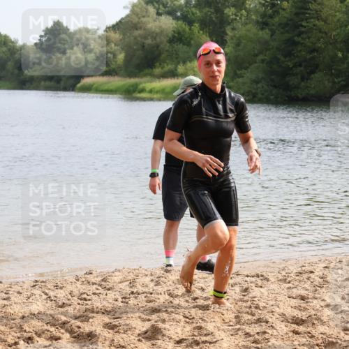 15.06.2025 - 27. Vierlanden-Triathlon Lena Gebhardt http://msf.ph/oto/8049145 15.06.2025 09:14:00 Schwimmen 198, 228 meine-sportfotos.de