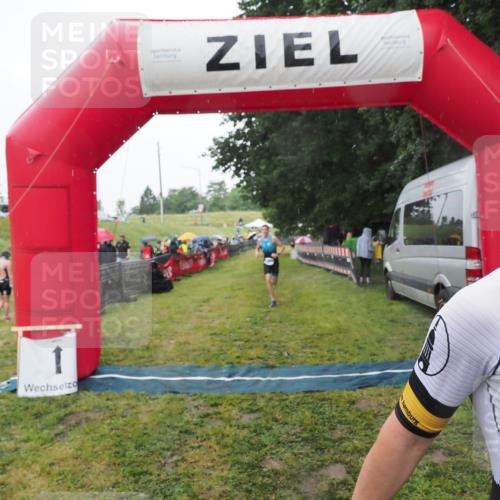 21.06.2025 - 27. Vierlanden-Triathlon MichiJ http://msf.ph/oto/8049146 15.06.2026 14:23:37 Ziel 1308 meine-sportfotos.de