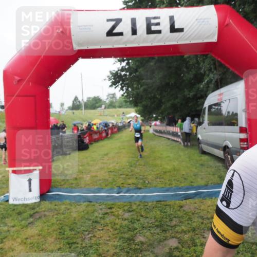 21.06.2025 - 27. Vierlanden-Triathlon MichiJ http://msf.ph/oto/8049148 15.06.2026 14:23:38 Ziel 1308 meine-sportfotos.de