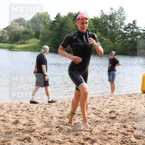 15.06.2025 - 27. Vierlanden-Triathlon Lena Gebhardt http://msf.ph/oto/8049149 15.06.2025 09:14:01 Schwimmen 198, 228 meine-sportfotos.de