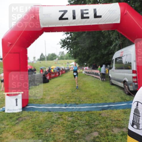 21.06.2025 - 27. Vierlanden-Triathlon MichiJ http://msf.ph/oto/8049150 15.06.2026 14:23:38 Ziel 1308 meine-sportfotos.de