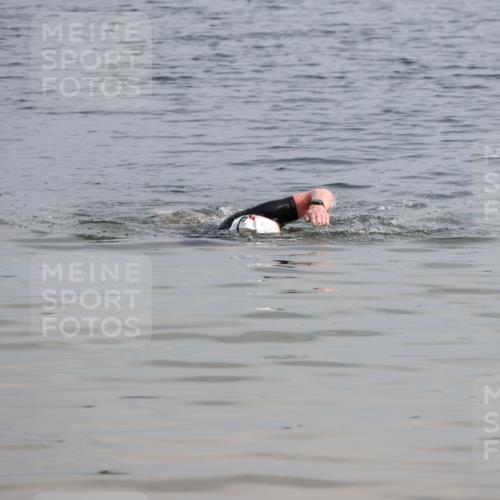 15.06.2025 - 27. Vierlanden-Triathlon Lena Gebhardt http://msf.ph/oto/8049153 15.06.2025 09:22:50 Schwimmen  meine-sportfotos.de