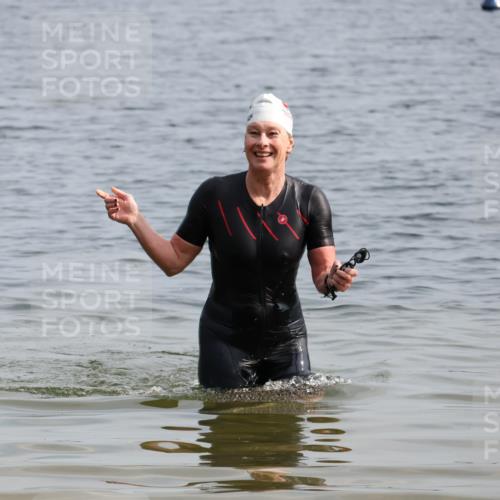 15.06.2025 - 27. Vierlanden-Triathlon Lena Gebhardt http://msf.ph/oto/8049157 15.06.2025 09:22:58 Schwimmen  meine-sportfotos.de